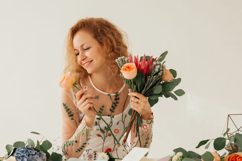 Vrouw is blij met bloemen uit Utrecht